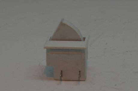 Выключатель клавишный DDE для трактора CTH175-102 (концевик под сиденьем)